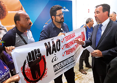 Direção orienta desconto. Mas, presidente afirma que não autorizou