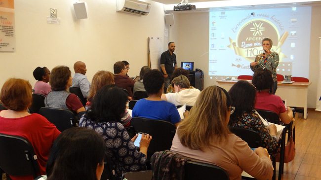 Aposentados tiram dúvidas sobre Saúde Caixa em reunião