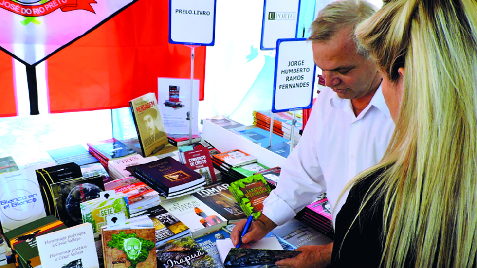 Associado aposentado dedica-se à literatura