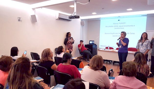 Associados tiram dúvidas sobre Funcef em reunião