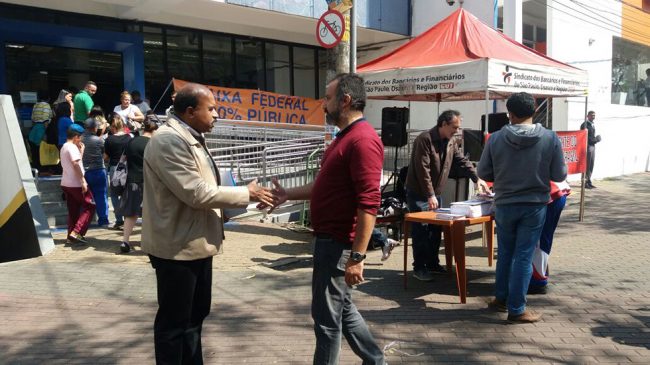 Dia de luta: empregados dialogam com a população