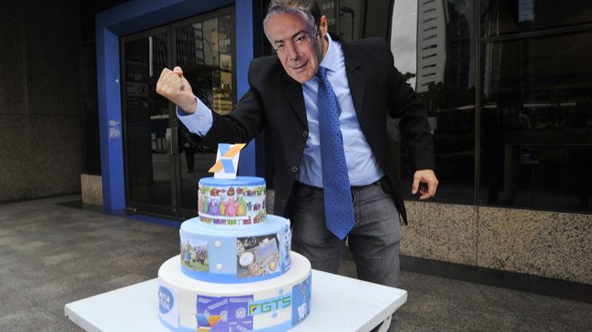 Na Caixa tem contrato para obrigar cumprir metas