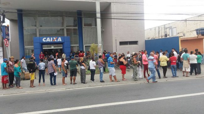 Governo comemora às custas do empregado