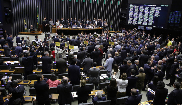 Câmara mostra que tem preço e mantém Temer na presidência