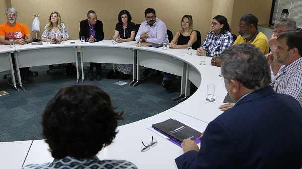 Fenae e Contraf entregam à Funcef resoluções urgentes