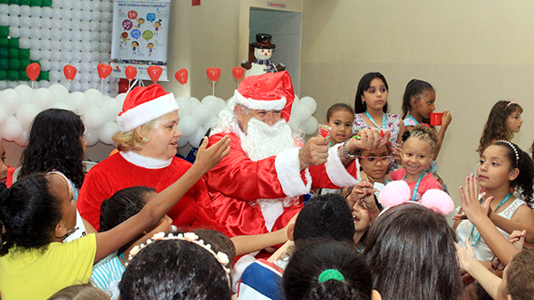 ONG entrega kits de Natal em todas as suas unidades