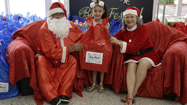Crianças da ONG Moradia e Cidadania recebem Papai Noel no clube
