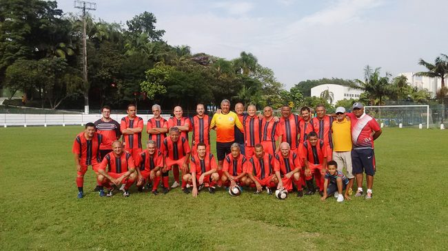 Equipes estreiam em amistosos de futebol de campo no clube