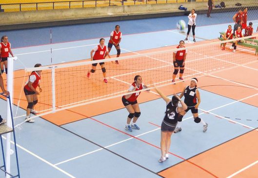 Pratique esportes no clube da APCEF/SP, na capital