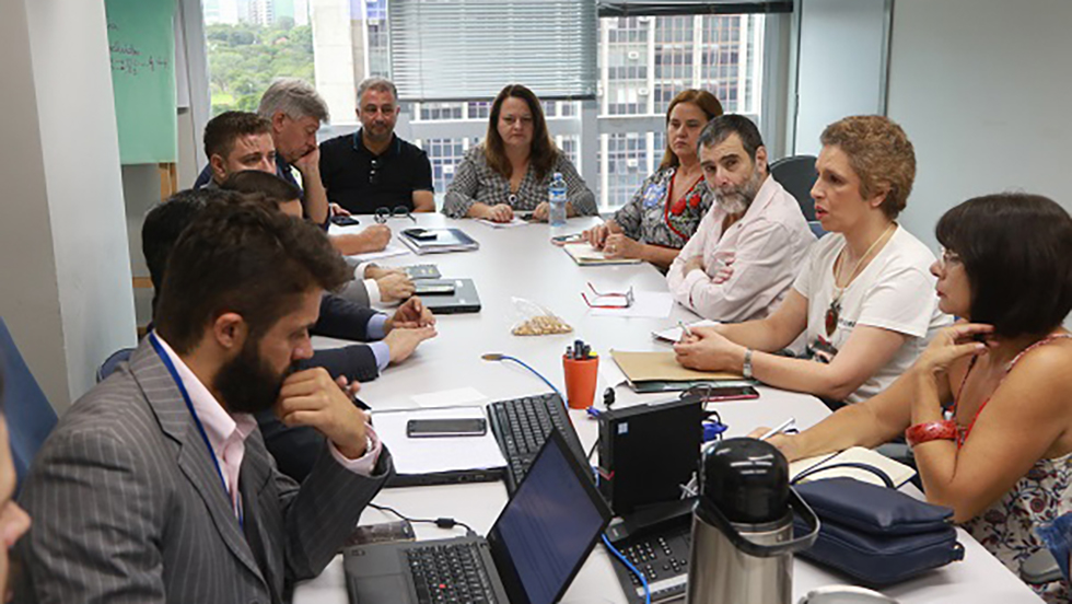 Eleitos entregam carta de repúdio sobre Saúde Caixa