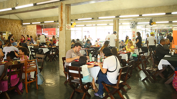 Almoce no clube da capital no Dia dos Pais