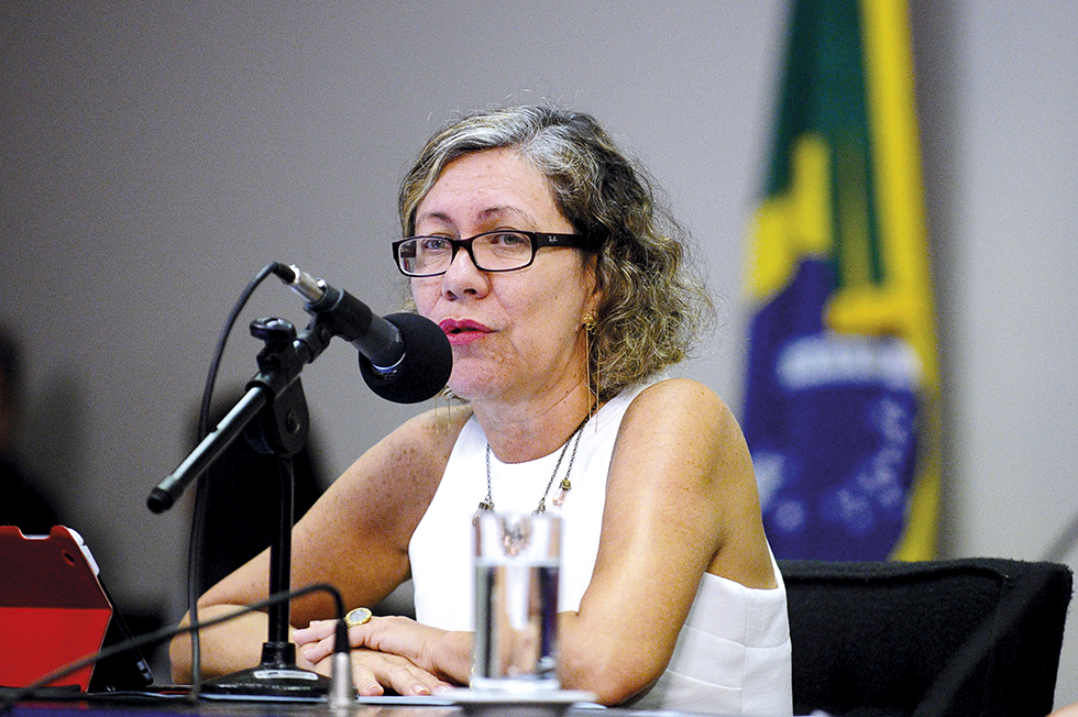 Lumena Furtado fala sobre os ataques à saúde pública