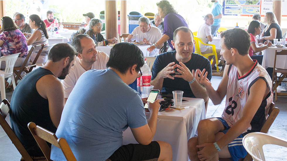 Associados de Bauru aproveitam o sábado no clube do interior