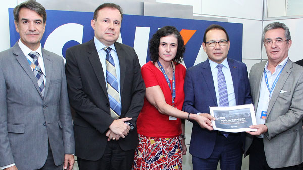 Fenae apresenta pesquisa de saúde do trabalhador ao presidente da Caixa