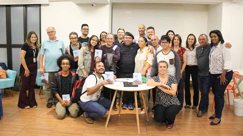 Associado apresenta seu livro “Fantasmas” no Espaço Conviver