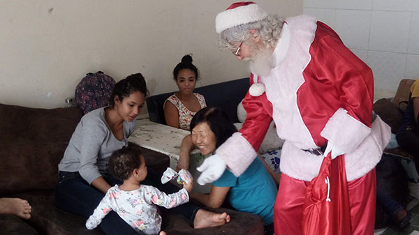 APCEF Cidadã leva doações de Natal para crianças carentes