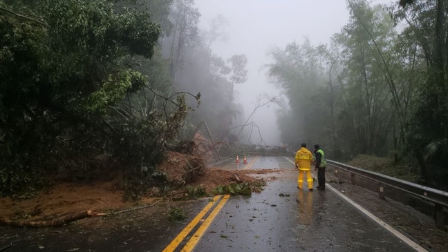 Atenção: rodovias que dão acesso à Ubatuba estão interditadas
