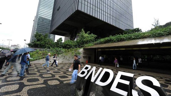 BNDES convence trabalhadores a abrir mão de direitos para compensar deficit