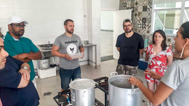 Associados participam de primeira aula do curso de cerveja