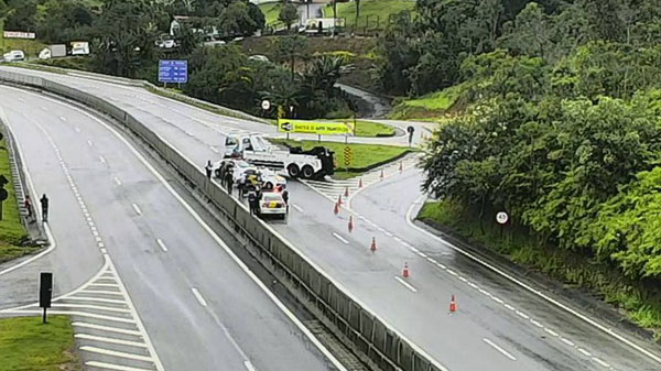 Ida para Ubatuba: Rodovia dos Tamoios está interditada no trecho de serra