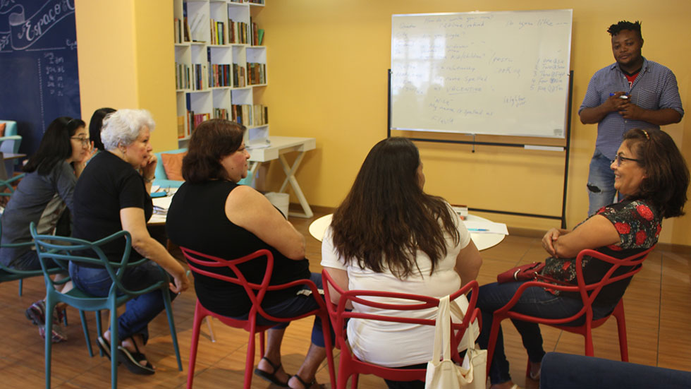 Dia 25 tem plantão de dúvidas sobre cursos de inglês na APCEF