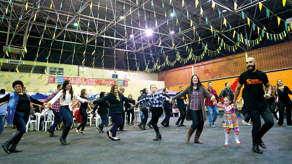 Dia 1º tem festa junina no clube. Compre seu convite!