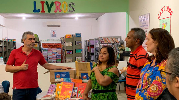Mais uma escola recebe 250 títulos para acervo da biblioteca