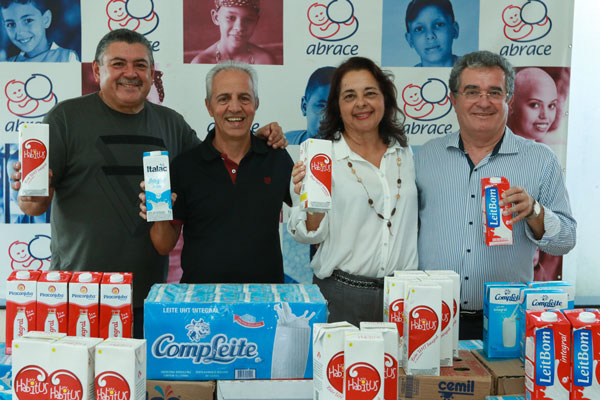 Responsabilidade Social: Abrace recebe doação de leites da Fenae