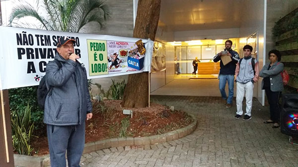 Empregados protestam contra reestruturação em frente a Gipes/SP