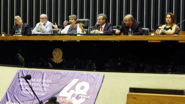 Homenagem à Fenae no Congresso vira evento de defesa da Caixa