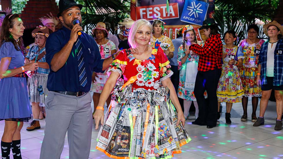 Miss Caipirinha 2019 mostra dedicação na confecção de vestido