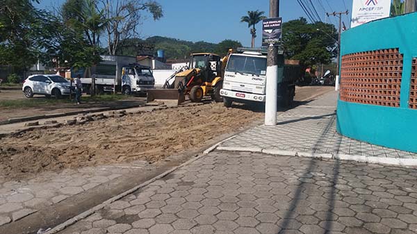 Obras da Prefeitura acontecem na Avenida da Colônia de Ubatuba