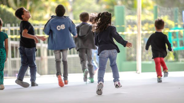 Empregados entregam doações no Lar das Crianças neste sábado