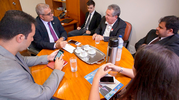 Presidentes da Fenae e do Seeb-DF se reúnem com deputado para discutir MP 905