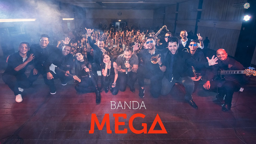 Banda Mega e personal dancers agitam a festa dos aposentados