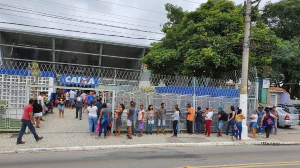 Filas reaparecem nas agências da Caixa e voltam a preocupar