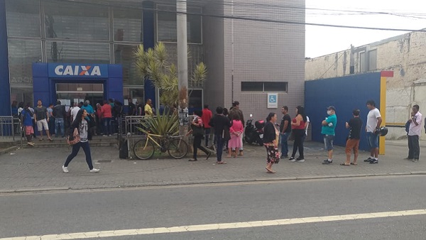 Agências da Caixa estão ainda mais lotadas depois do anúncio do Auxílio