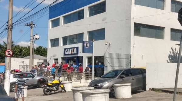Agências da Caixa ficam extremamente lotadas nesta segunda (13)