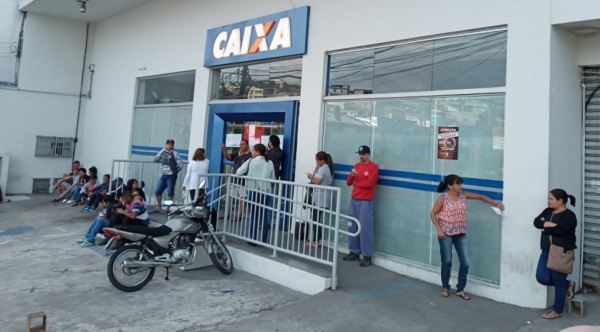 Na contramão da segurança, Caixa estende horário de parte das agências