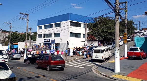 Governo atrapalha Caixa e adia, sem previsão, 2ª parcela do Auxílio Emergencial