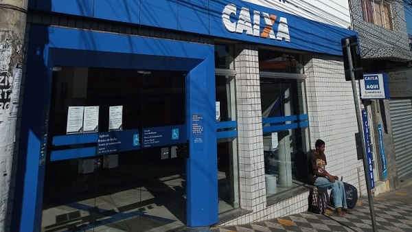 Feriado tem agências da Caixa abertas, lotéricas fechadas e pouco movimento no banco