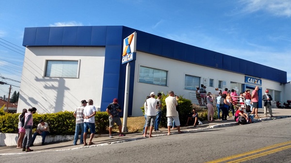 VPs convocam empregados das áreas-meio para auxiliar nas filas