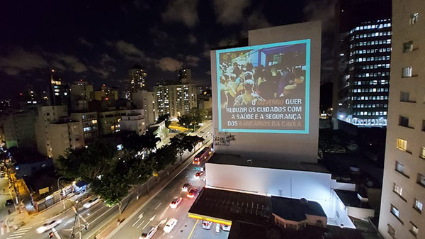 Apcef/SP, Fenae e Sindicato realizam projeções em prédios para denunciar política de ataque aos direitos dos empregados