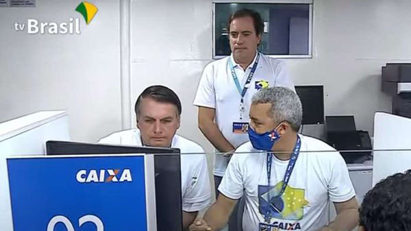 Sob Bolsonaro, prioridade na Caixa não é atender filas