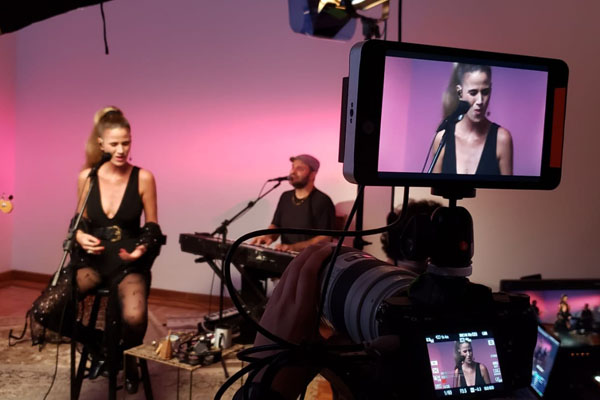 Com interpretações emocionantes, Ana Cañas homenageia mulheres da Caixa