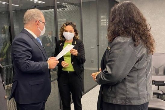 Ministro da Saúde recebe pedido de prioridade de vacinação para bancários