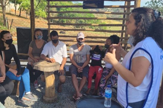 Mulheres de Ribeirão das Neves/MG preparam horta comunitária com apoio da Fenae e ONG Moradia e Cidadania