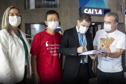 Fenae entrega 25 mil assinaturas em defesa do Saúde Caixa
