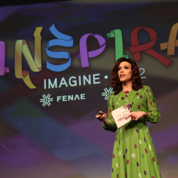 Rita Von Hunty encerra o ciclo de palestras do Inspira sob aplausos