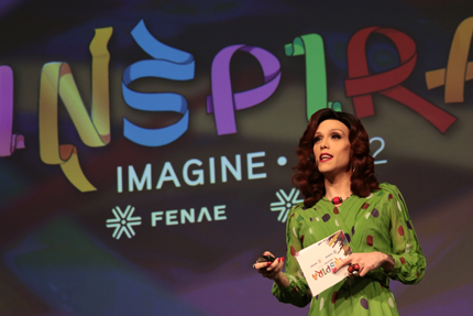 Rita Von Hunty encerra o ciclo de palestras do Inspira sob aplausos